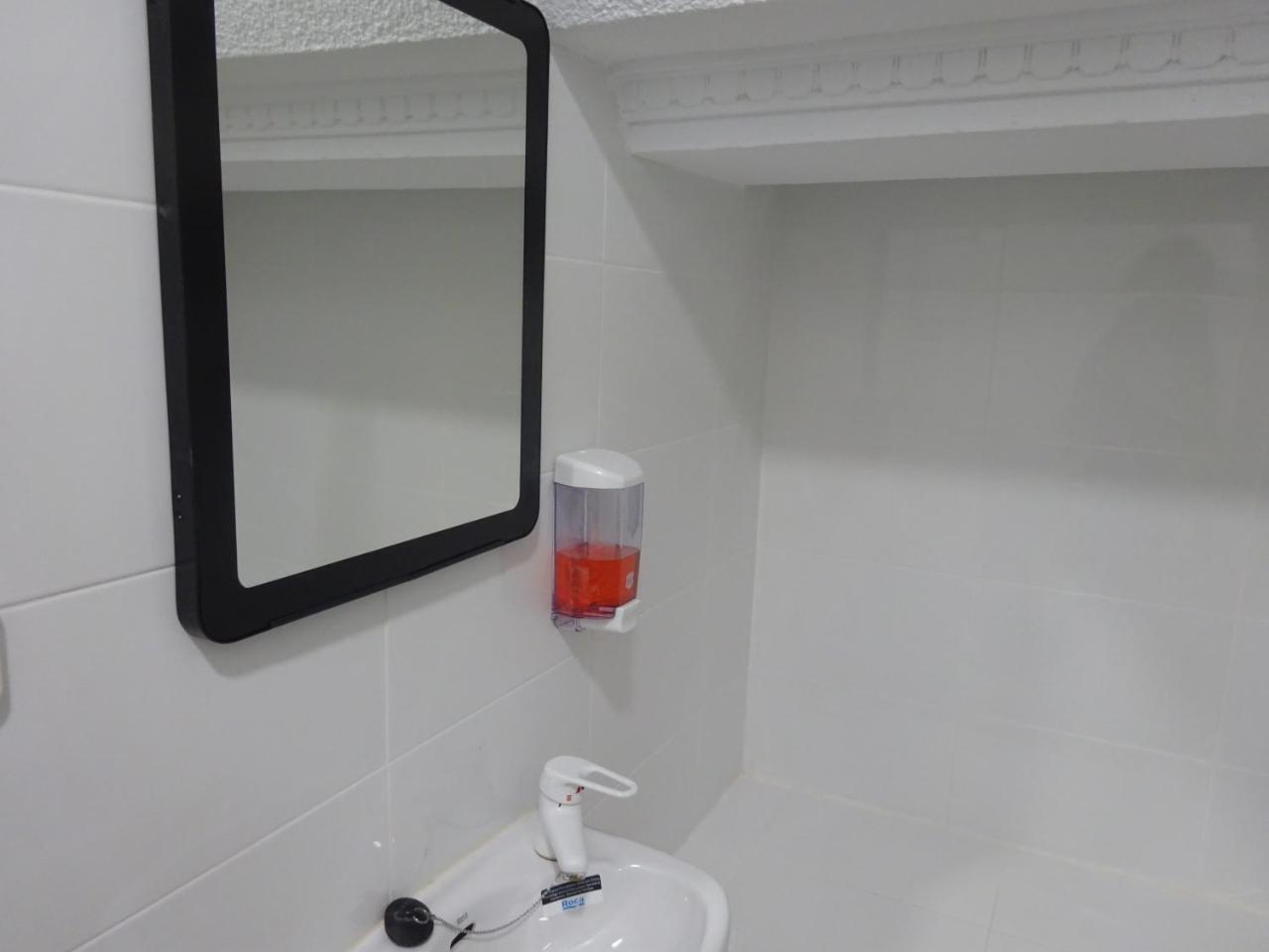 Hostal Lavapies Madrid Eksteriør billede