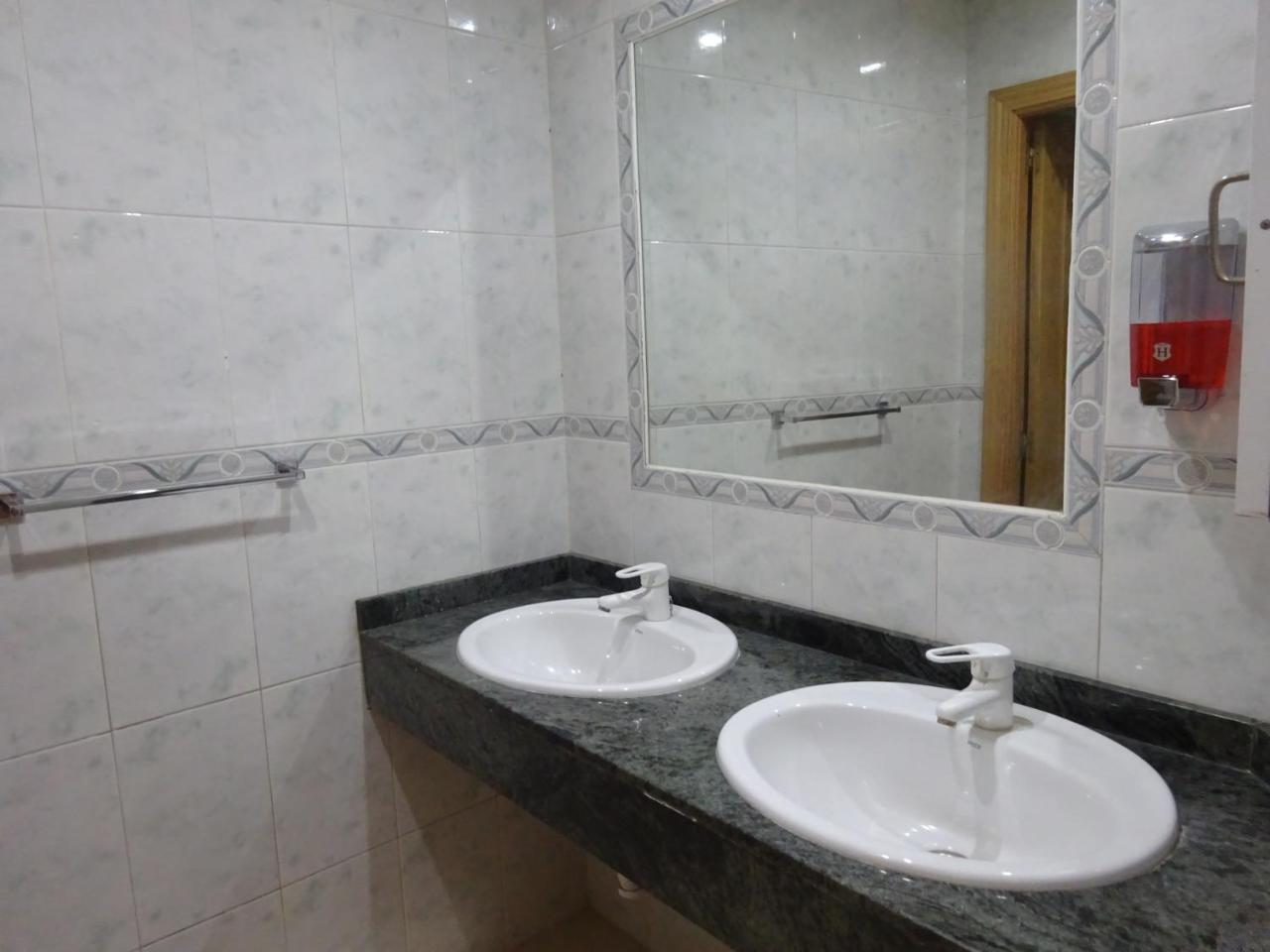Hostal Lavapies Madrid Eksteriør billede